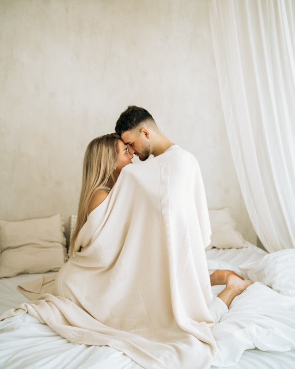 Popolno darilo za mladoporočenca: Personalizirana pletena odeja iz 100 odstotnega organskega bombaža